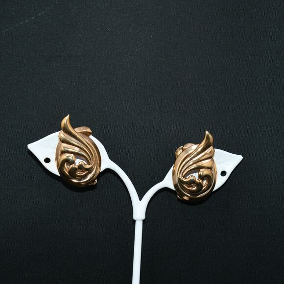 Vintage Alice Jewelry Co Gold Tone Clip Earrings, Pat Pend Clasp, 1960s - Picture 5 of 10